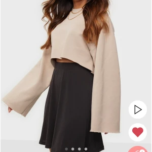 Kjol  - Fin Kjol från Nelly , aldrig kommit till användning köpt för 299kr säljer för 150kr frakten är inräknad i priset 💓