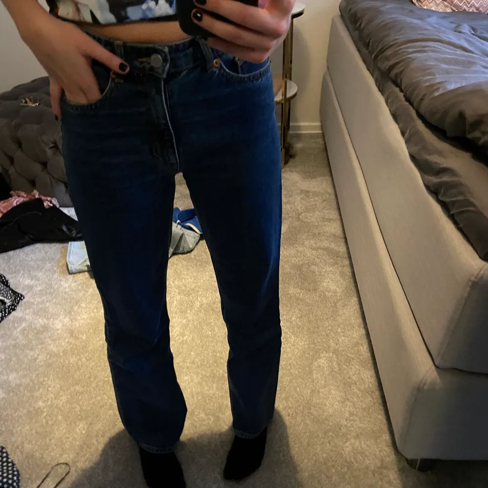 Ett par raka mid waist jeans ifrån monki som tyvärr inte används längre. 250kr plus frakt . Jeans & Byxor.