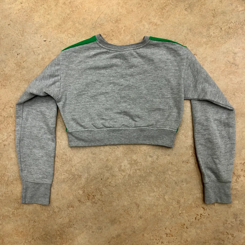 Croppad sweatshirt från Beyond Retro, Team Jason Grön front med gråmelerade ärmar och rygg. 👌 Mycket bra skick! . Toppar.