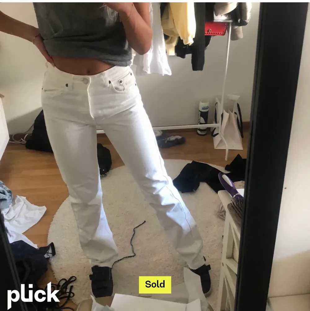 Jättefina vita raka jeans i toppskick från zara i storlek XS/32. Säljer vidare då de köptes här på Plick men som inte riktigt passade mig tyvärr. Första bilden är lånad av hon jag köpte jeansen av! Jag är 162 cm. Hör av er vid frågor ❤️ 220kr + frakt . Jeans & Byxor.