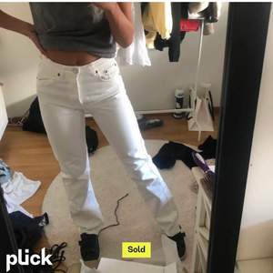 Jättefina vita raka jeans i toppskick från zara i storlek XS/32. Säljer vidare då de köptes här på Plick men som inte riktigt passade mig tyvärr. Första bilden är lånad av hon jag köpte jeansen av! Jag är 162 cm. Hör av er vid frågor ❤️ 220kr + frakt 