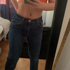 Lågmidjade jeans  - Lågmidjade jeans i mörkblått från weekday. Aldrig använda☺️Budgiving vid flera intresserade 
