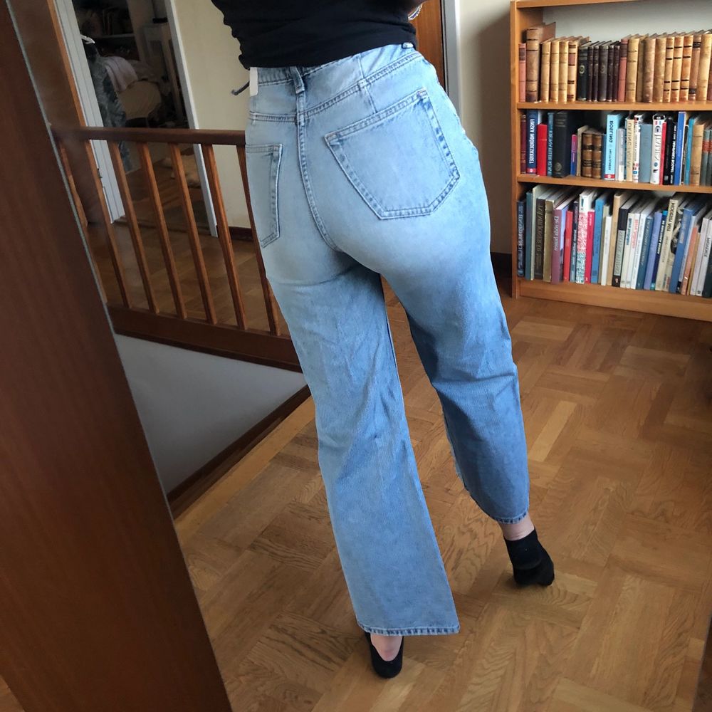 Säljer mina Ace blue från weekday för att dom blivit för små för mig!! Dessa är i storlek 26/30! Supersköna byxor, en öggla på höger sida har dock lossnat och de har blivit ett litet hål, som de brukar bli på byxor. Skriv om ni vill ha bild på de så skickar jag! Möts upp i Stockholm/ ev fraktar! 😄❤️☺️. Jeans & Byxor.