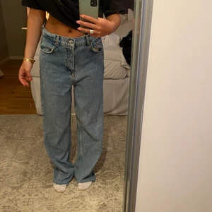 Jeans den Zara - Säljer dessa populära jeansen från zara med high waist. Avklippta där nere, såhär sitter de på mig som är 160 men är fortfarande lite långa då de är lösa i midjan