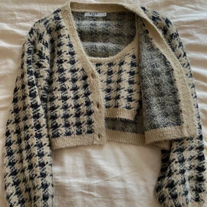 Stickat set  - Stickat set från na-kd (original pris 698 för båda delarna) Linnet är i storlek S och koftan XS. Delarna går att köpa separat! Köparen står för frakt 🤍