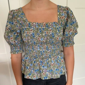 Blus från Mango - Jättesöt blus från mango, storlek M. Knappt använd💞 180kr