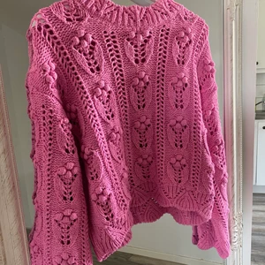 Tröja Zara storlek S - Stickad rosa tröja från zara i storlek S. Endast prövad, som ny. Eventuell frakt tillkommer på 66kr spårbart.