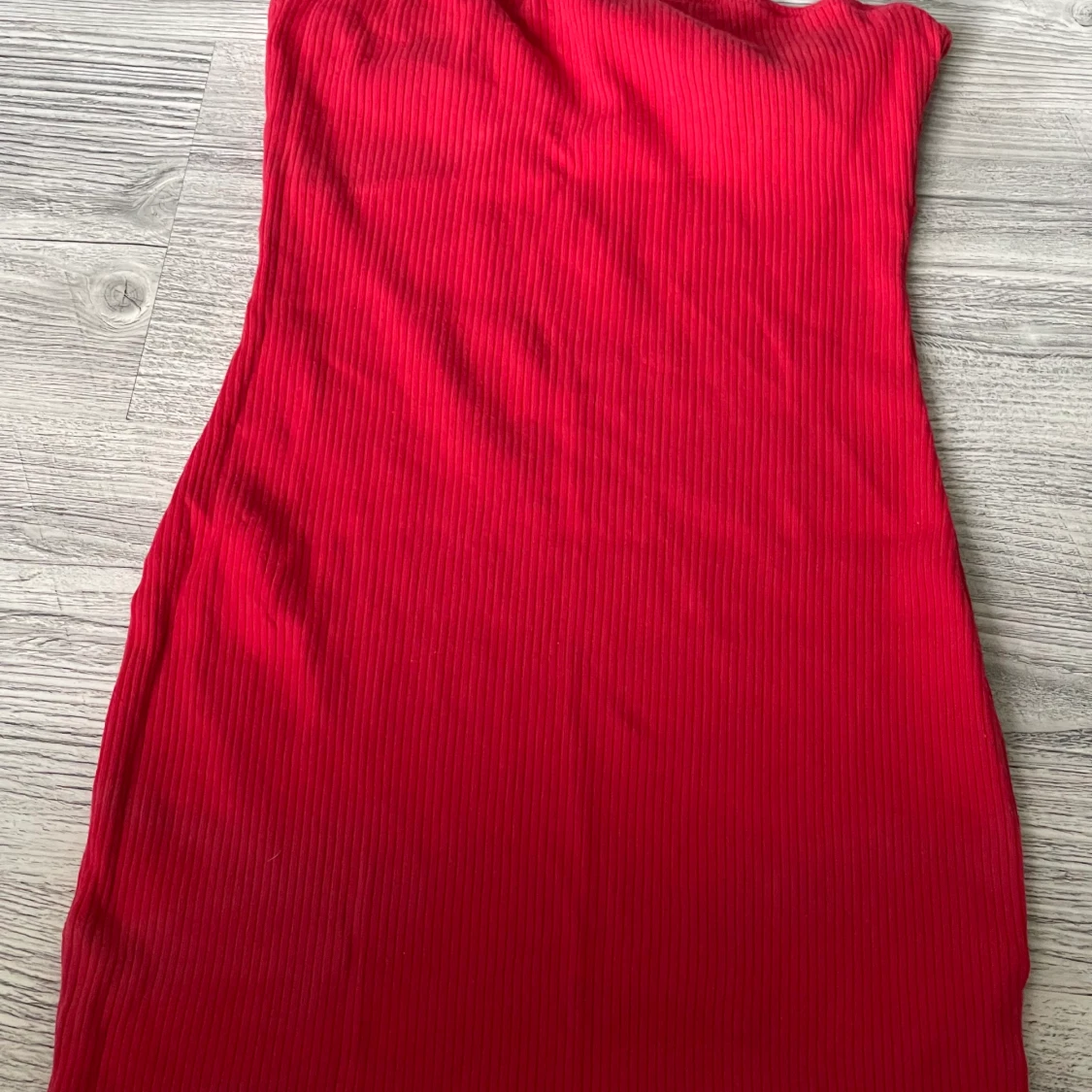 Röd klänning utan band