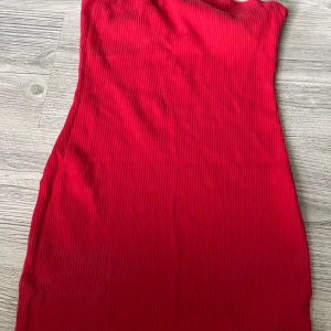 Röd klänning utan band - Klänning utan band 