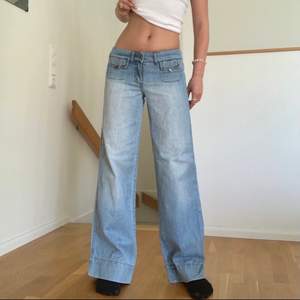 Lågmidjade jeans! Snygga fickor fram! Jag är 169, och de är perfekt längd. Strl 38 men passar mig som har S. Köpare står för frakt, men kan även mötas upp i Stockholm!😽💞 BUDA!!! (Bud är bindande)