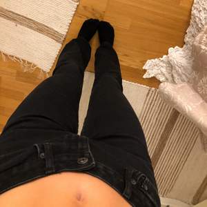 Trendiga svarta boot cut jeans med låg midja. Crocker jeans i storleken 27/31💗 sitter superfint. JC som sålde crocker har nu gått i konkurs vilket gör att man inte kan köpa dessa jeans i butik något mer😢 Pris diskuteras kom privat, köparen står för frakten