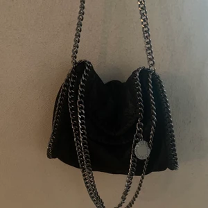 Stella McCartney inspirerad väska  - Lägger upp igen! Säljer min Stella McCartney liknade väska i modellen ”falabella mini” (inte äkta) Väskan är köpt för ca 2000⚡️ Den är i mycket bra skick utan några defekter. ❤️❤️🥰🥰 (första bilden är min resten lånade) Köp direkt för 1000❤️
