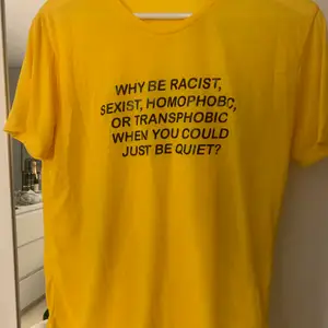 Fin t-shirt i gul nyans med text. Aldrig använd. Köparen står för frakten 