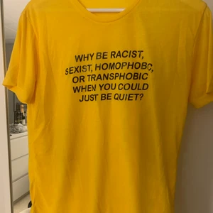 T-shirt - Fin t-shirt i gul nyans med text. Aldrig använd. Köparen står för frakten 