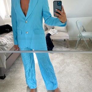 Kostymset från Bershka - Turkost kostymset i linmix från Bershka, storlek 34. Nyskick och oanvänt!! 🤩 Köparen står för frakt❤️‍🔥🥰 köpa som set! Nypris: 800 kr