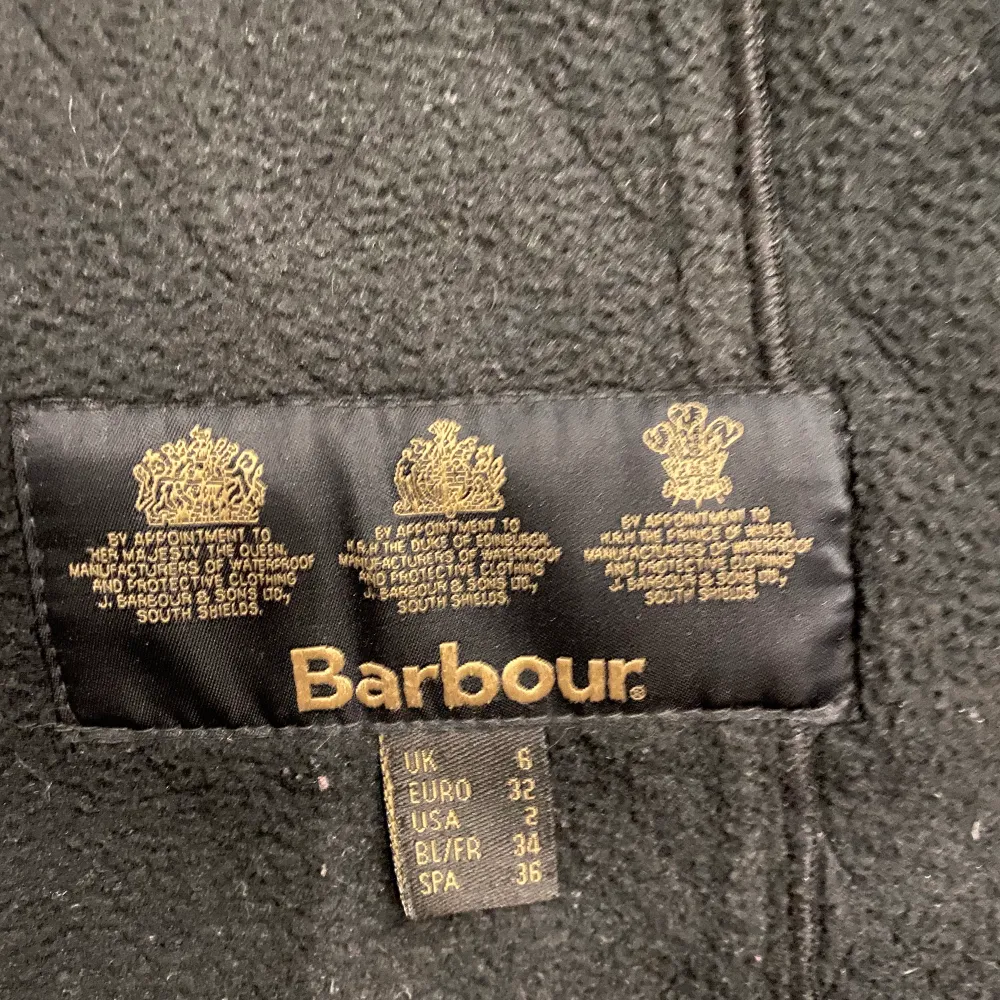 Barbour international jacka, inköpt på johnells. Snygg, klassisk jacka. Sparsamt använd, topp skick! Djur och rökfritt hem. Storlek 32/34. Passar en xs och s Själv är jag en 34/36 i vanliga fall och den passar bra!. Jackor.