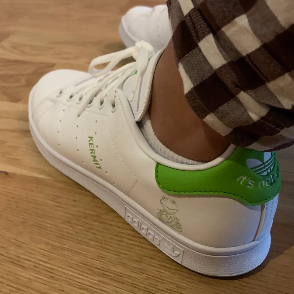 Stan smith skor från adidas samarbete med Disney, vita/ljusgröna. Helt nya och köptes för 1.100. Endast testade så de är i princip i nyskick, men säljer då de va för stora för mig🎾💛  Pris kan diskuteras, vid snabbt köp💗. Skor.