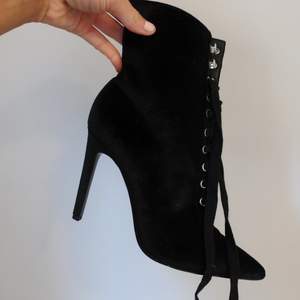 Oanvända svarta klackarskor skor från ivy revel, storlek 38. 150 kr