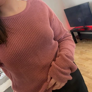 Stickad tröja - En nude färgad stickad tröja från NA-KD i strl L med en v-ringning på ryggen