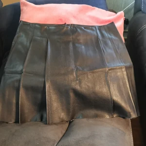 Kort kjol från H&M - Bra skick, ej läder