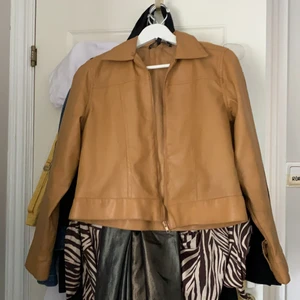 Brun fake skinnjacka - Brun fake skinnjacka med detaljerade sömmar och krage. Storlek 40 men skulle säga att den är liten i storleken då den sitter som en 36/38a. Frakt tillkommer eller möts i Täby, Danderyd.