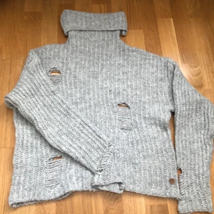 Tröja  - Säljer min fina grå tröja, jag köpte från Ü innan sommaren. Är super fin till hösten och passar är det mesta. Den är knappt använd och är storlek S, skulle säga att den även passar M ❤️