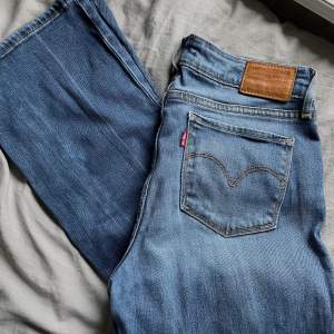 Säljer mina älskade Levi’s jeans, pga de är för små, jeansen beskrivs som midrise på levis hemsida men jag tycker att de är lowrise:)  De har inga större defekter men om ni vill se de få som finns så är det bara att kontakta mig. Köparen står för frakten💓