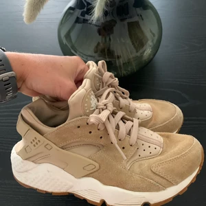 Nike sneakers  - Sneakers fron nike. Storlek 38. Dock små i storlek skulle säga att de är en 37. Använda 3-4 gånger ( se sulan)