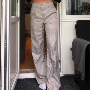 Byxor - Jag är 170, byxorna är använda ca 4 gånger så de är i mycket bra skick. På bilden är de lite skrynkliga men jag kommer såkalrt tvätta och stryka dem innan jag skickar iväg! 🤎