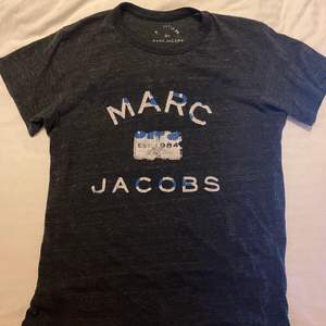 Skön vanlig Marc Jacobs t shirt! Hämtas i Sthlm annars står köparen för frakten:) 