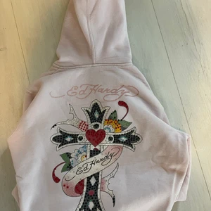 Vintage Ed Hardy tröja - En vintage munkjacka från Ed Hardy med coolt stort tryck på ryggen. Storlek M.                                                                               Givet pris eller bud💕