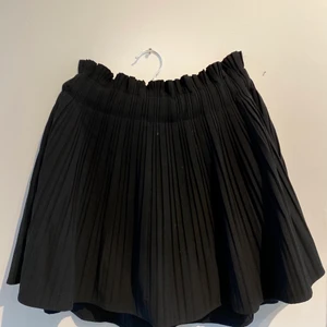 Zara kjol - Fin kjol som är perfekt både för vardag och fest! Det som är så bra med kjolen är att den har undershorts som förhindrar troschock!!