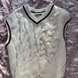 Stickad Väst XS - Helt oanvänd väst från Gina triciot! Jätte fin o skön i materialet o passar både XS o XXS💞💞 Säljer för ibörjan 200 kr sedan är det bara att buda på! Inklusive frakt<33 Skriv endast om du är seriös och jag tar bara swish! Kram!!<333