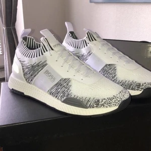 Hugo Boss skor i strl 41 - Säljer mina Hugo boss skor som jag använt 1 gång sen jag köpte dom i strl 41 men dom passar om du har strl 42 eller strl 42,5 så är du intresserad hör av dig(nypris 2000kr) mitt pris är 1700 men det kan diskuteras//mvh