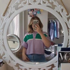 Oversized crop top  - Lila oversized croptop från monki, jätte fin lavender färg och super mysig men blir sällan använd. Står XS men är själv mer en M så beror på hur "oversized" man vill ha den 