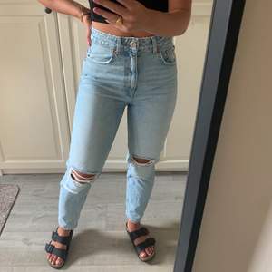 Blåa snygga jeans med hål på knäna från Zara som är använda ett fåtal gånger,  är 165 cm lång 💙