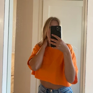 Gina tricot - Oversized orange croptop från Gina Tricot. Storlek M , köparen står för frakten 