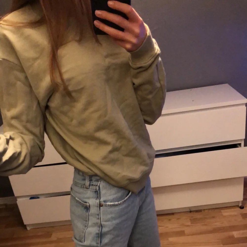 ljusgrön ish sweatshirt ,använd fåtal gånger💋❣️. Hoodies.