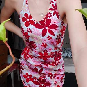 En blommig klänning med halterneck. Väldigt somrig och trendig;)