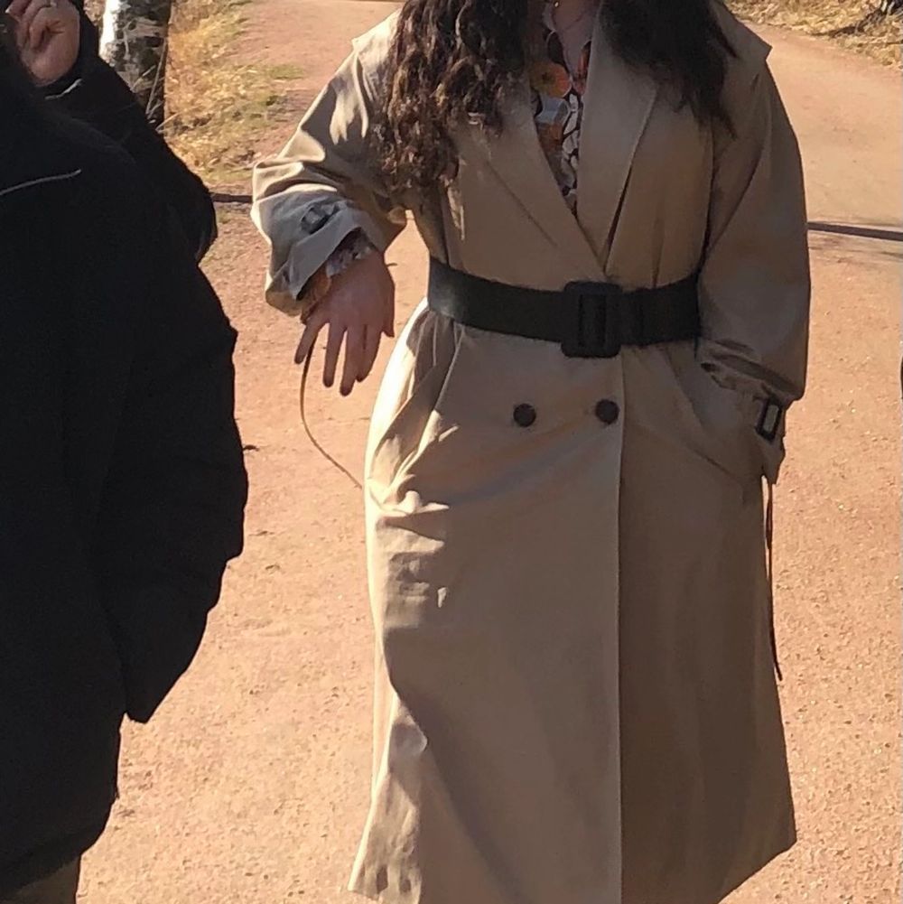 Hej! Säljer denna trenchcoaten köpt på Zara för 1099kr som jag andvänt ett fåtal gånger, så i väldigt bra skick! Det tillkommer ett super fint svart ”läder” skärp. Säljer den för endast 300kr, Då den inte kommer till användning, tyvärr. Den är även vattentät och den sitter super fint på! Kan såklart skicka fler bilder om så önskas!😊. Jackor.