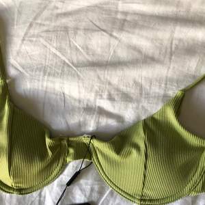 Säljer en oanvänd grön bikiniöverdel från zaful (lappen kvar) som tyvärr är lite för liten💚 den är i ett jättefint grönt ribbat tyg och har justerbara band! BUD 160+frakt budgivningen avlutas på lör 10/4
