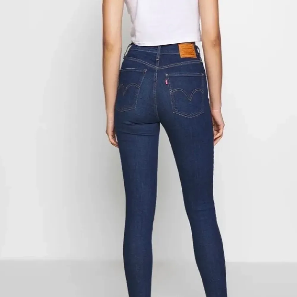 Levis jeans i modellen Mile High Super Skinny, 24 i midjan. Har sytts upp passar en 160 eller mindre. Köpt för 1199, säljer för 250 + frakt (eller bud). Jeans & Byxor.