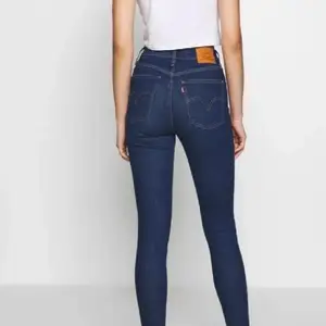 Levis jeans i modellen Mile High Super Skinny, 24 i midjan. Har sytts upp passar en 160 eller mindre. Köpt för 1199, säljer för 250 + frakt (eller bud)