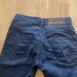 Säljer mina skit coola svarta jeans.Säljer på grund av att jag andvänder dom inte och då dom är lite för stora🥰dom är skit coola och trendiga passar till allt!