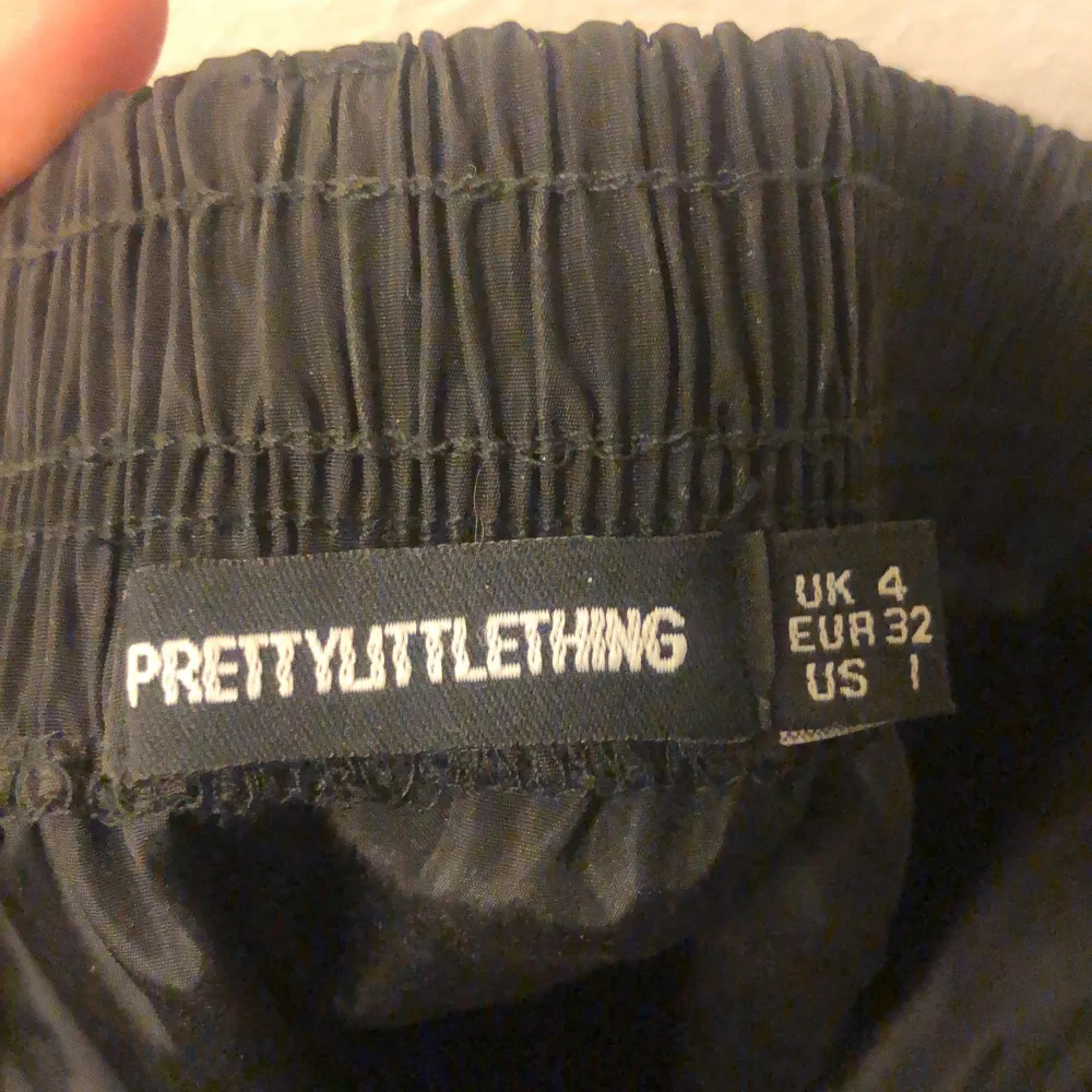 Coola byxor med reflex i storlek 32. Köpte för ett år sedan från prettylittlething. Endast använda en gång. Jeans & Byxor.