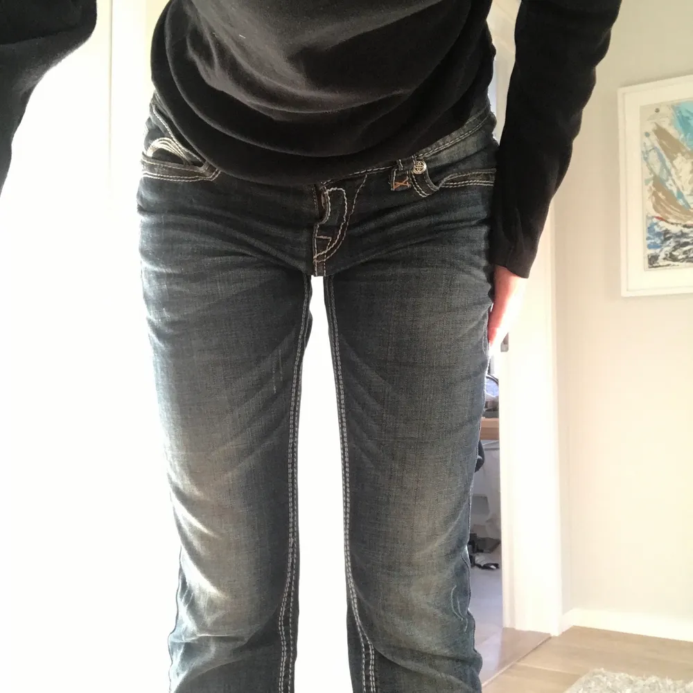 Ett blue monkey jeans. Skit balla med snygga ditaljer. Passar på mig som är s/36, dom är lågmidjade och går ner till hälen på mig som är 1,70💕💕frakt tillkommer. Jeans & Byxor.