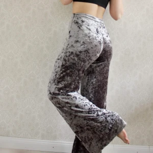 Silvriga höga byxor  - Snygga, mjuka, silvriga, höga byxor 🌟 perfekt för när du vill känna dig lite fin men samtligt ha något skönt på dig. Lite långa på mig. Jag är 160cm. Kolla gärna på mina andra annonser! Blir billigare med frakt då 👏🏽