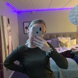 Tröja - Militärgrön långärmad tröja från bikbok, det är ett ”genomskinligt” material! Visar på 2 bilden