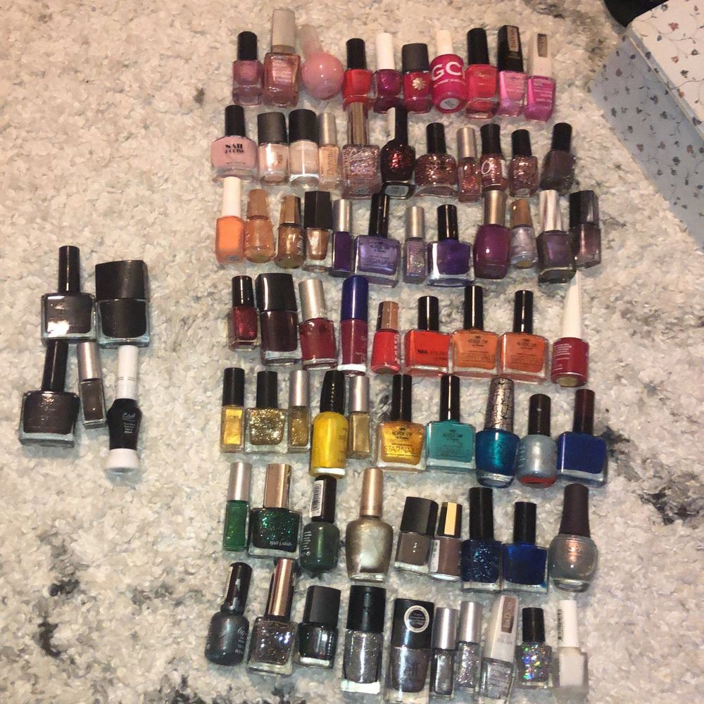 Säljer en MASSA nagellack 😆😆 alla är helt fulla och i perfekt skick. 10kr/st och paketpris om man köper fler än 10. Märken som Isadora, maneupstore, depend, elf, Milano och h&m till andra random märken. Fraktar i en blå påse S så spelar ingen roll hur många du köper men mer värt att köpa fler :). Övrigt.