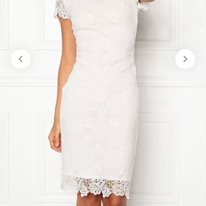Vit klänning - Vit klänning från Bubbleroom i strl 36/S. Aldrig använd, lapp kvar! Ord.pris 499kr. Skriv privat för bilder 😊